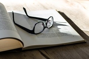livro e oculos
